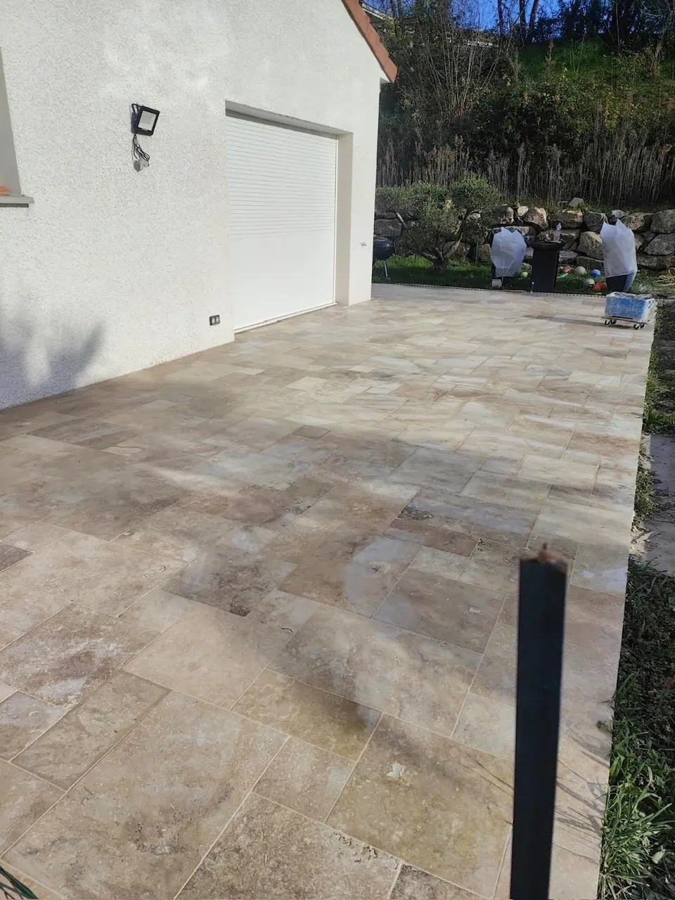 Allée extérieure en travertin beige