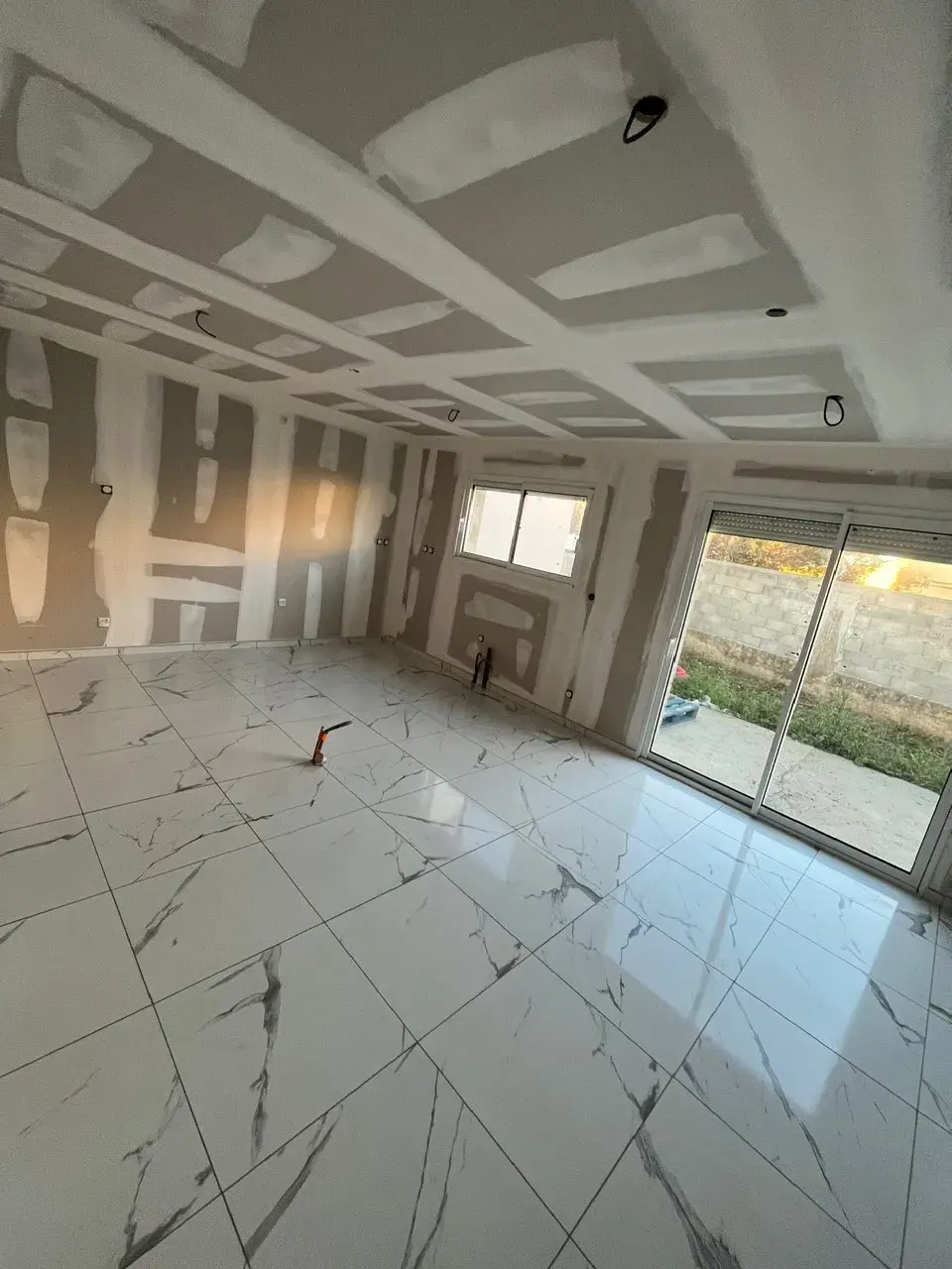 Couloir avec carrelage effet marbre blanc veiné